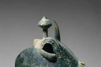 Le Metropolitan Museum of Art restitue une ancienne tête de griffon en bronze à un musée grec