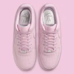 La sneaker Drake NOCTA x Nike Air Force 1 « Pink Foam » fait partie intégrante de la culture sneaker