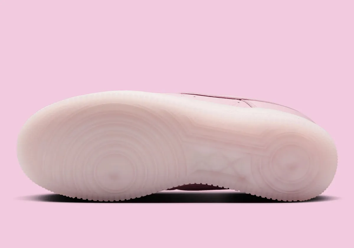 La sneaker Drake NOCTA x Nike Air Force 1 « Pink Foam » fait partie intégrante de la culture sneaker