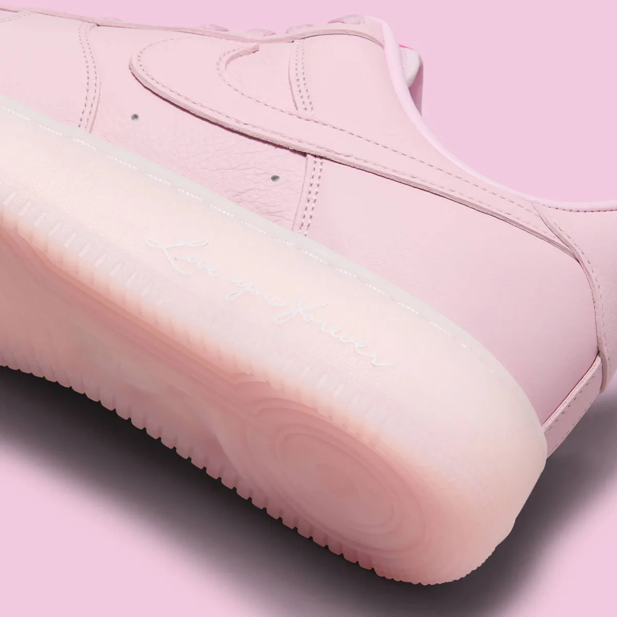 La sneaker Drake NOCTA x Nike Air Force 1 « Pink Foam » fait partie intégrante de la culture sneaker