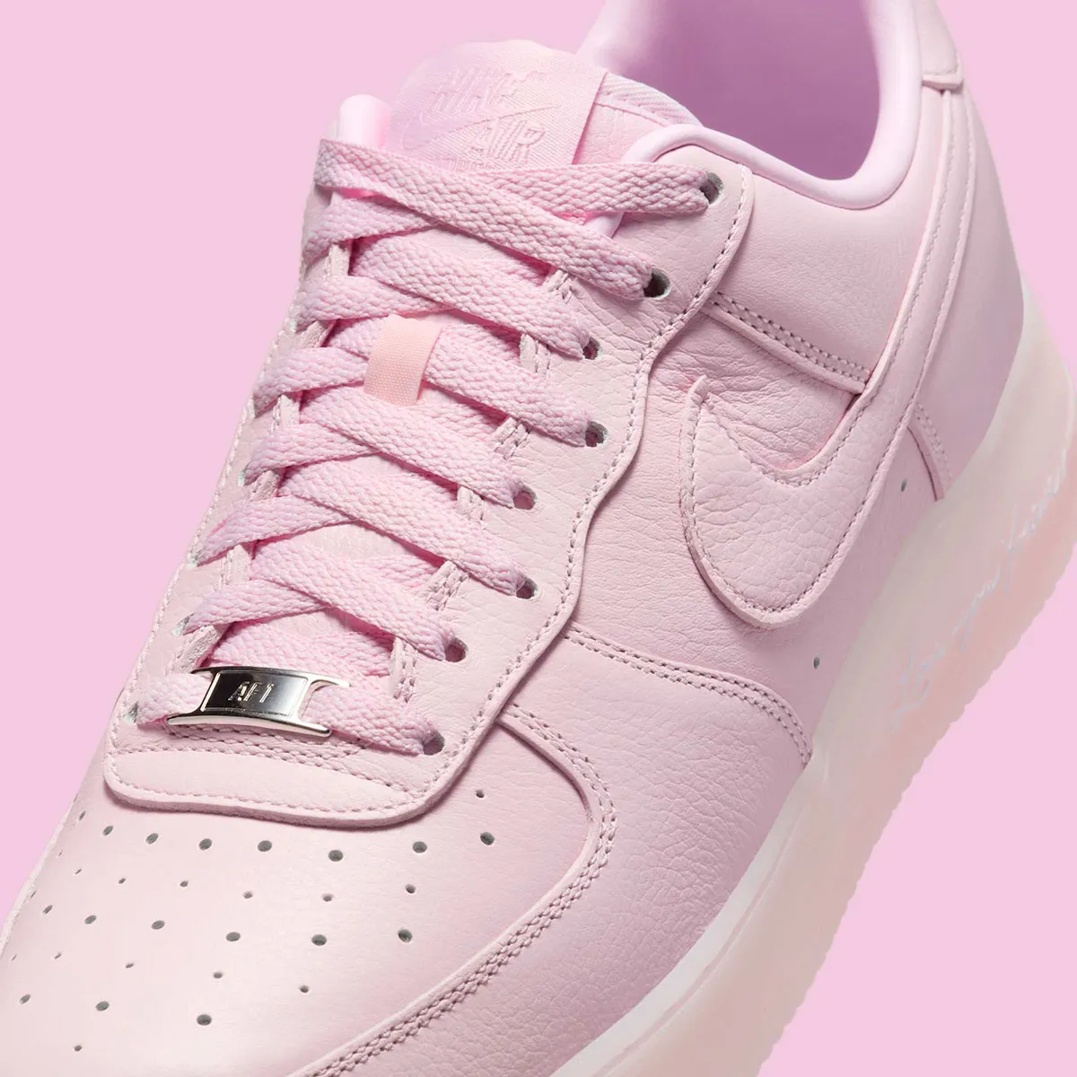 La sneaker Drake NOCTA x Nike Air Force 1 « Pink Foam » fait partie intégrante de la culture sneaker
