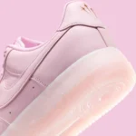 La sneaker Drake NOCTA x Nike Air Force 1 « Pink Foam » fait partie intégrante de la culture sneaker