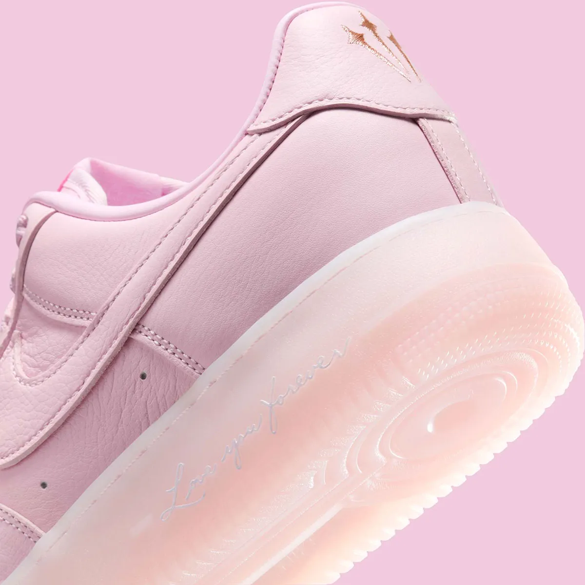 La sneaker Drake NOCTA x Nike Air Force 1 « Pink Foam » fait partie intégrante de la culture sneaker
