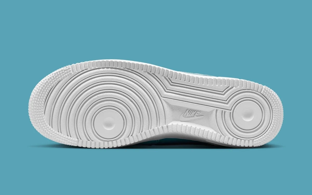 La Nike Air Force 1 Low « Denim Turquoise » revisite la basket classique avec des teintes estivales