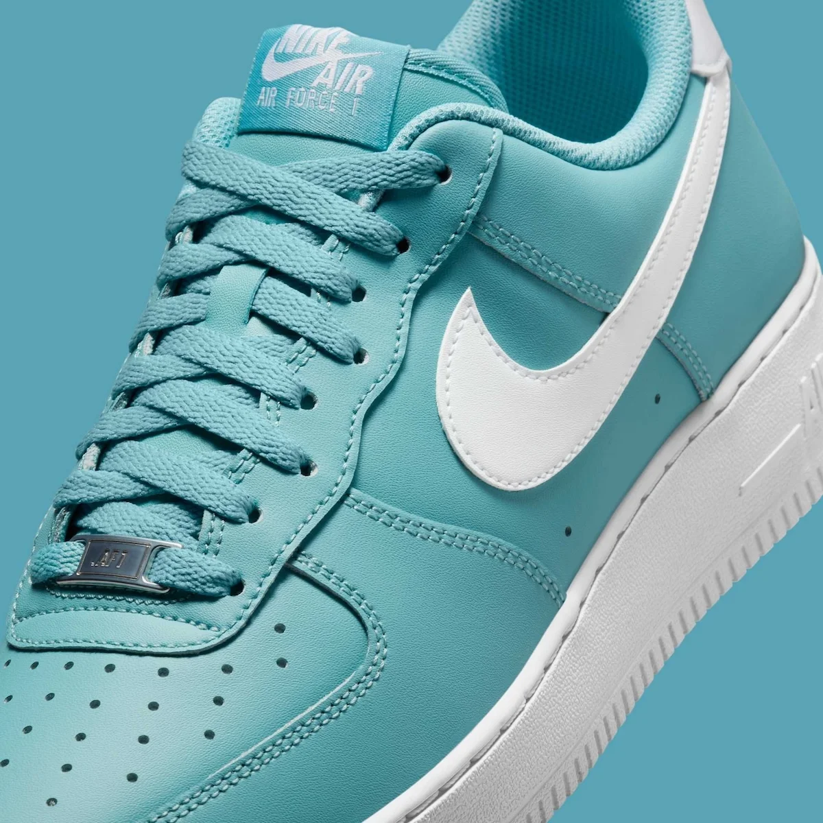 La Nike Air Force 1 Low « Denim Turquoise » revisite la basket classique avec des teintes estivales