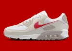 La Nike Air Max 90 « University Red » associe un style intemporel à une touche de couleur franche