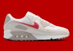 La Nike Air Max 90 « University Red » associe un style intemporel à une touche de couleur franche