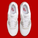 La Nike Air Max 90 « University Red » associe un style intemporel à une touche de couleur franche