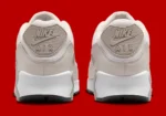 La Nike Air Max 90 « University Red » associe un style intemporel à une touche de couleur franche