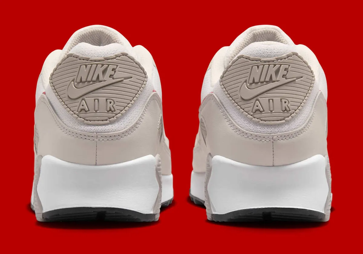 La Nike Air Max 90 « University Red » associe un style intemporel à une touche de couleur franche