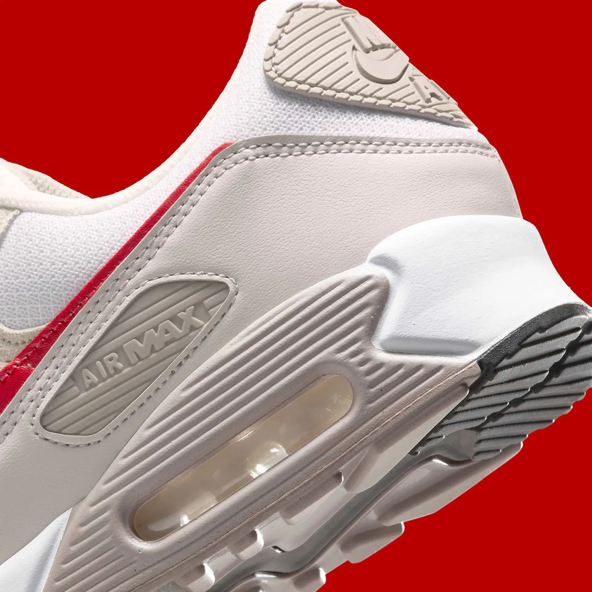 La Nike Air Max 90 « University Red » associe un style intemporel à une touche de couleur franche