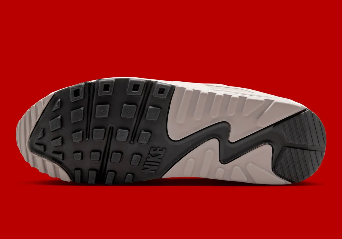 La Nike Air Max 90 « University Red » associe un style intemporel à une touche de couleur franche