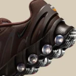 La Nike Air Max DN8 « Triple Brown » arrive le 3 mars et se démarque par une polyvalence aux tons de terre