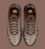 La Nike Air Max Plus « Brown/Orange » marie des tons terreux à une énergie intrépide