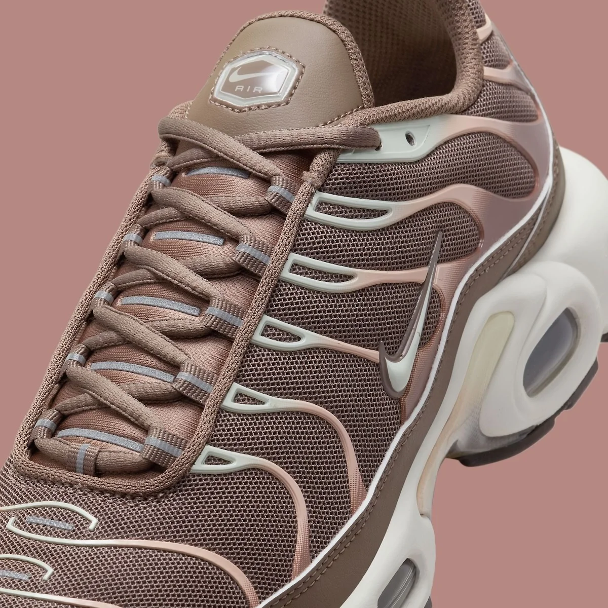 La Nike Air Max Plus « Mink Brown » apporte l'élégance de l'automne à l'été 2025
