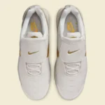 Nike Air Max Plus Tiempo « Phantom/Metallic Gold » s'inspire des crampons emblématiques de Ronaldinho