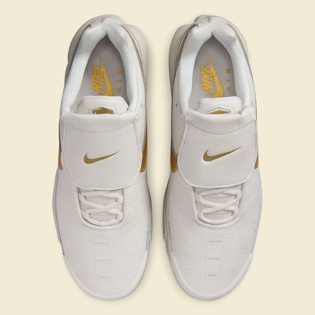 Nike Air Max Plus Tiempo « Phantom/Metallic Gold » s'inspire des crampons emblématiques de Ronaldinho