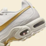Nike Air Max Plus Tiempo « Phantom/Metallic Gold » s'inspire des crampons emblématiques de Ronaldinho