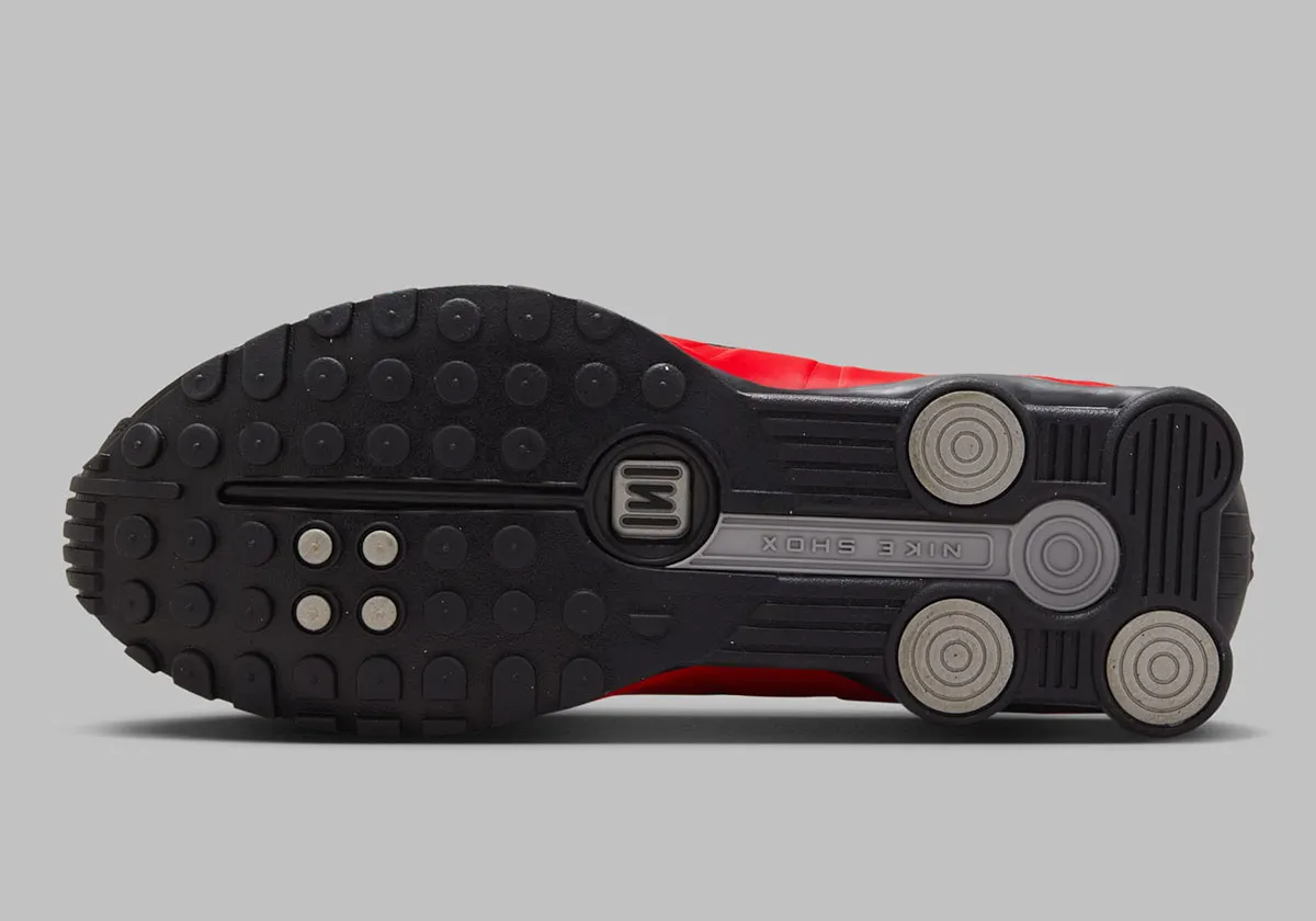 La Nike Shox R4 « Black/Red » offre un design intemporel et une innovation athlétique