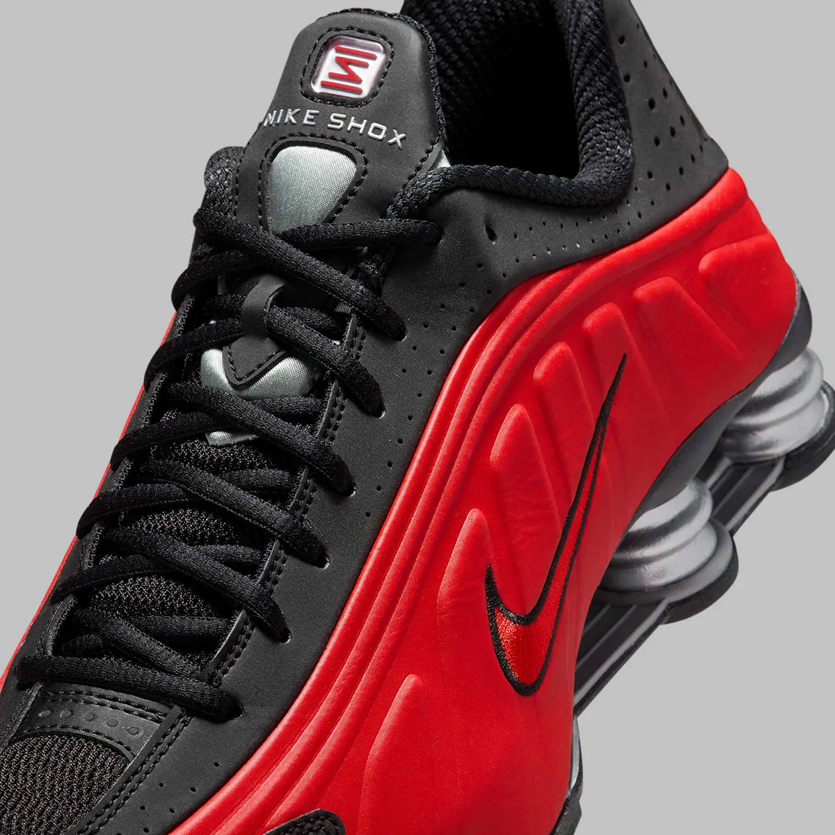 La Nike Shox R4 « Black/Red » offre un design intemporel et une innovation athlétique