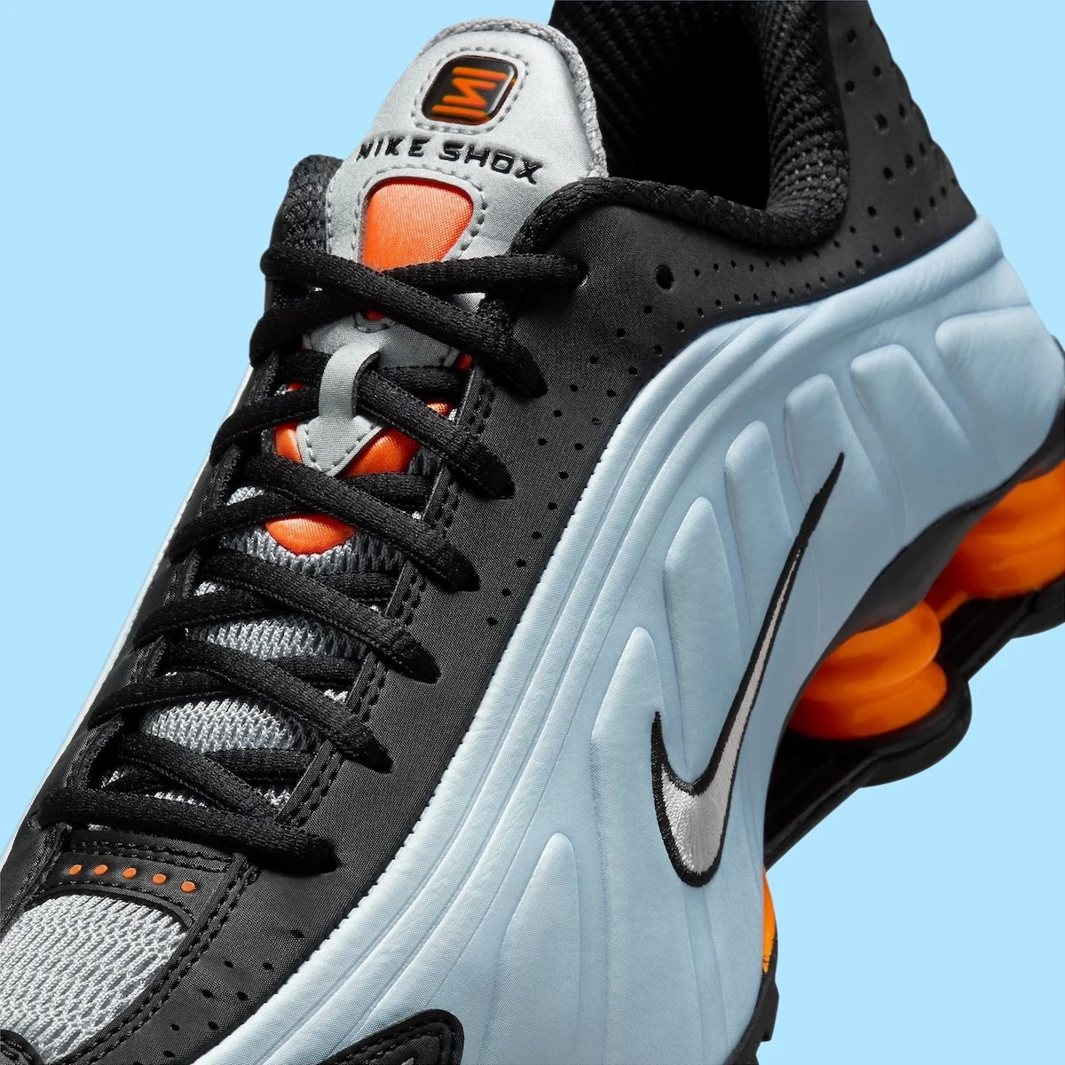 La Nike Shox R4 « Blue Tint » ravive l'énergie des baskets Y2K pour 2025