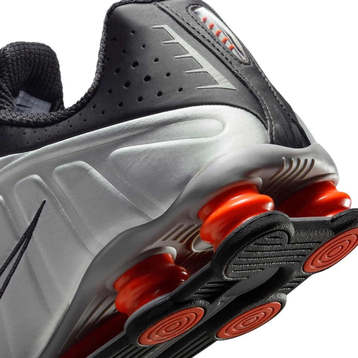 La Nike Shox R4 « Metallic Silver/Red » fait revivre un classique avec une touche de modernité