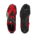 En 2025, la PUMA Mostro connaît un renouveau en alliant ses racines rétro à une touche de modernité