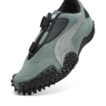 En 2025, la PUMA Mostro connaît un renouveau en alliant ses racines rétro à une touche de modernité