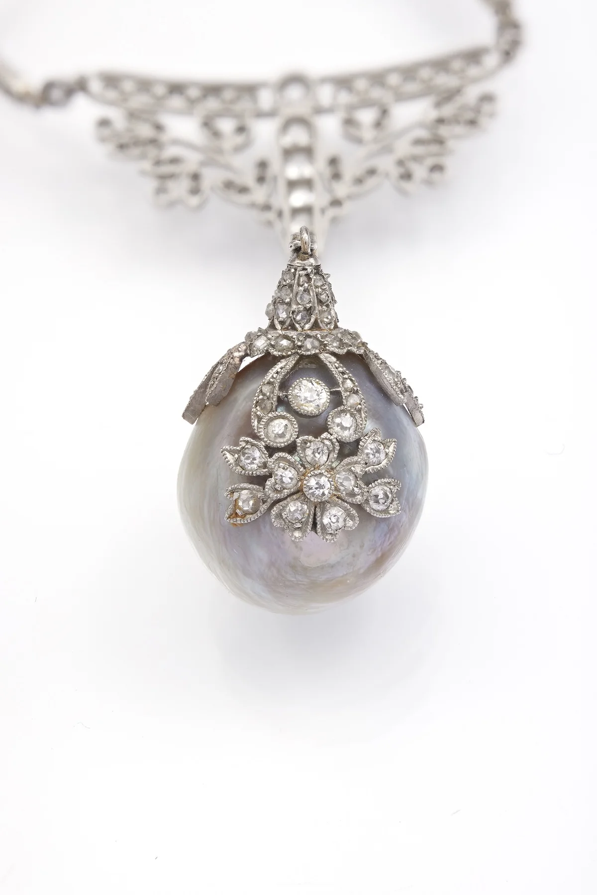 L'exposition « Paris, Capitale de la perle » raconte l'histoire oubliée de la joaillerie dans les locaux de L'École des Arts Joailliers