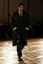 Saint Laurent Fall Winter 2025 1 Saint Laurent Automne 2025 réinvente les costumes de pouvoir avec une touche sombre