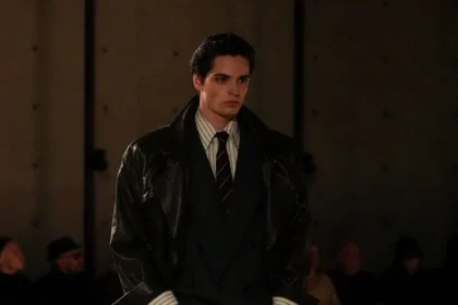 Saint Laurent Automne 2025 réinvente les costumes de pouvoir avec une touche sombre