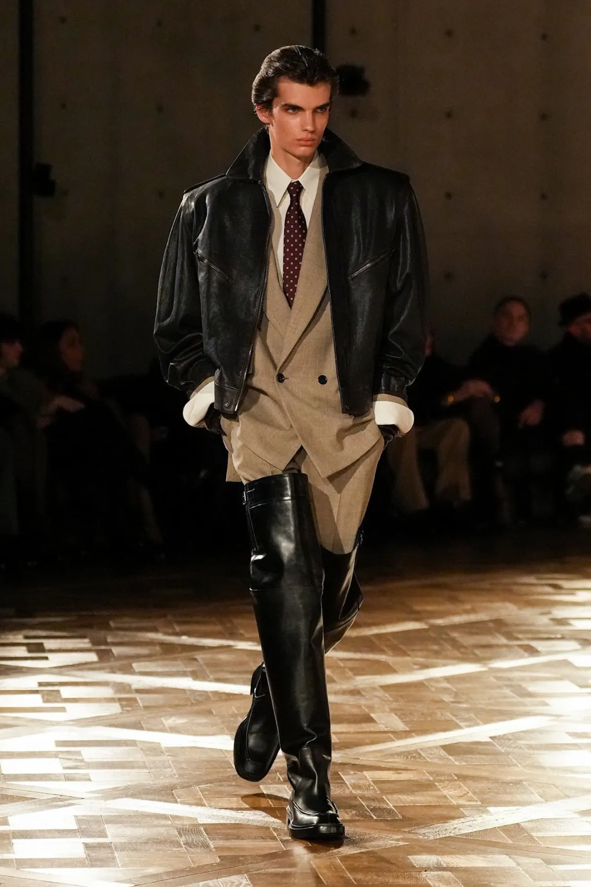 Saint Laurent Automne 2025 réinvente les costumes de pouvoir avec une touche sombre