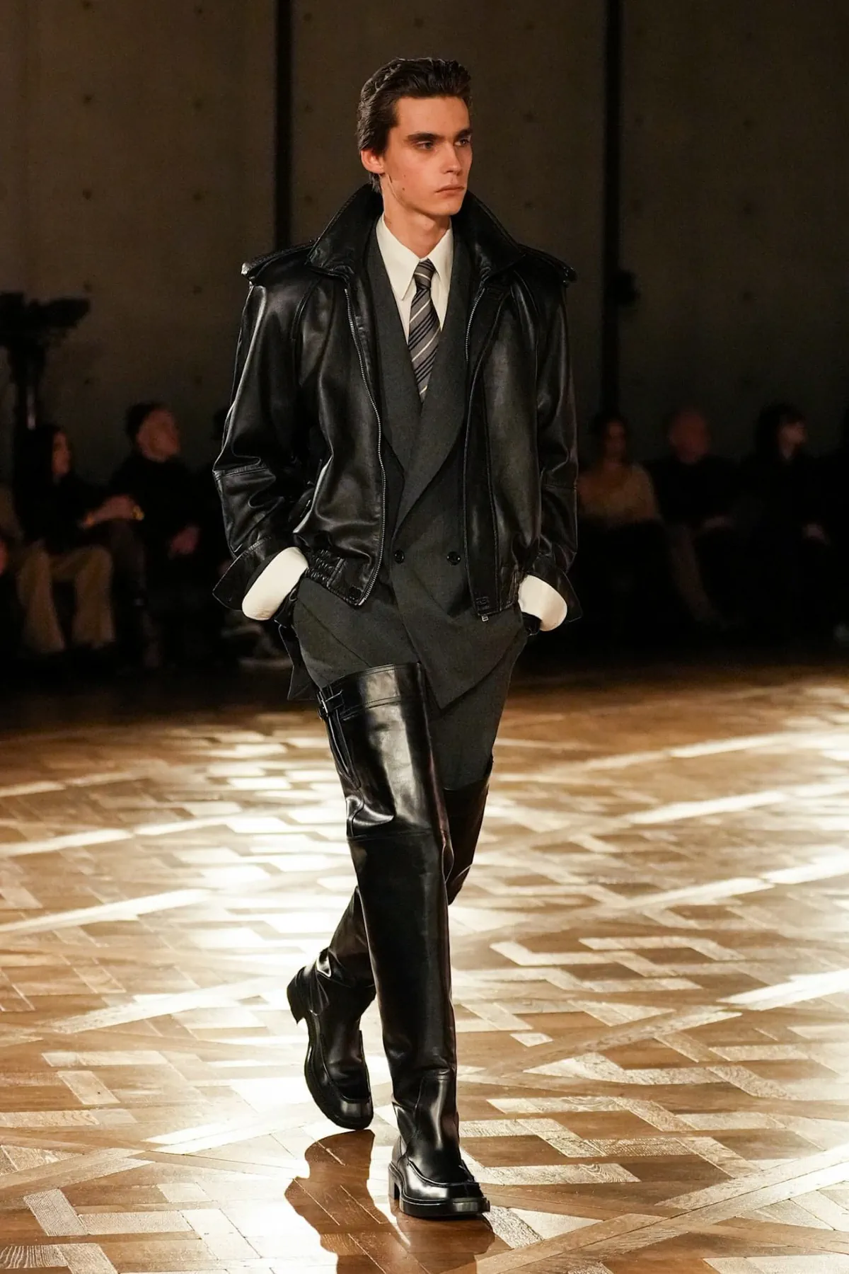 Saint Laurent Automne 2025 réinvente les costumes de pouvoir avec une touche sombre