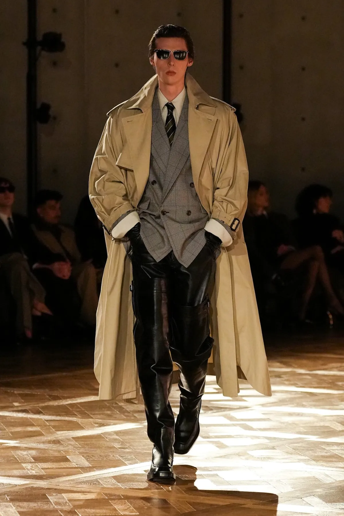 Saint Laurent Automne 2025 réinvente les costumes de pouvoir avec une touche sombre