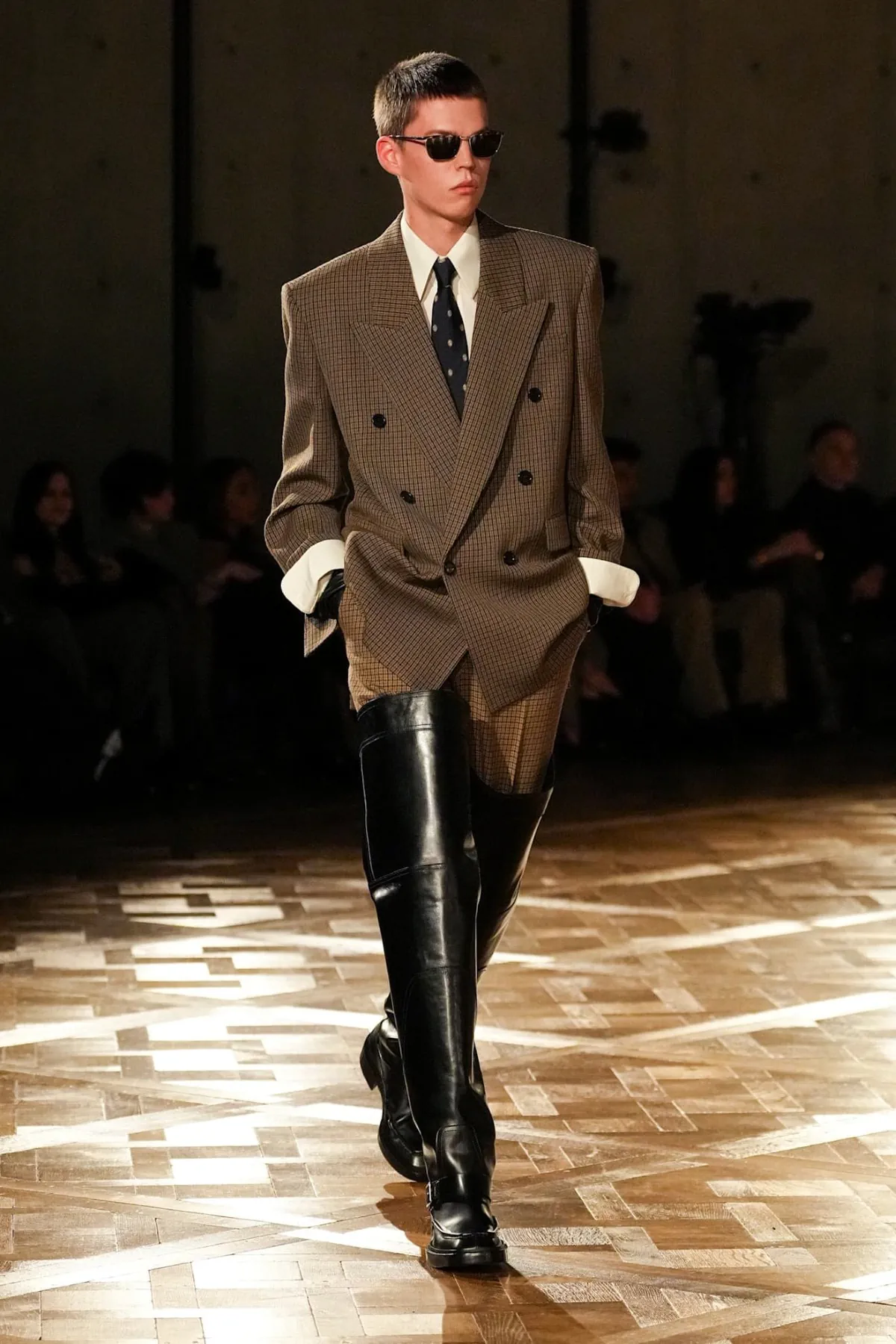 Saint Laurent Automne 2025 réinvente les costumes de pouvoir avec une touche sombre