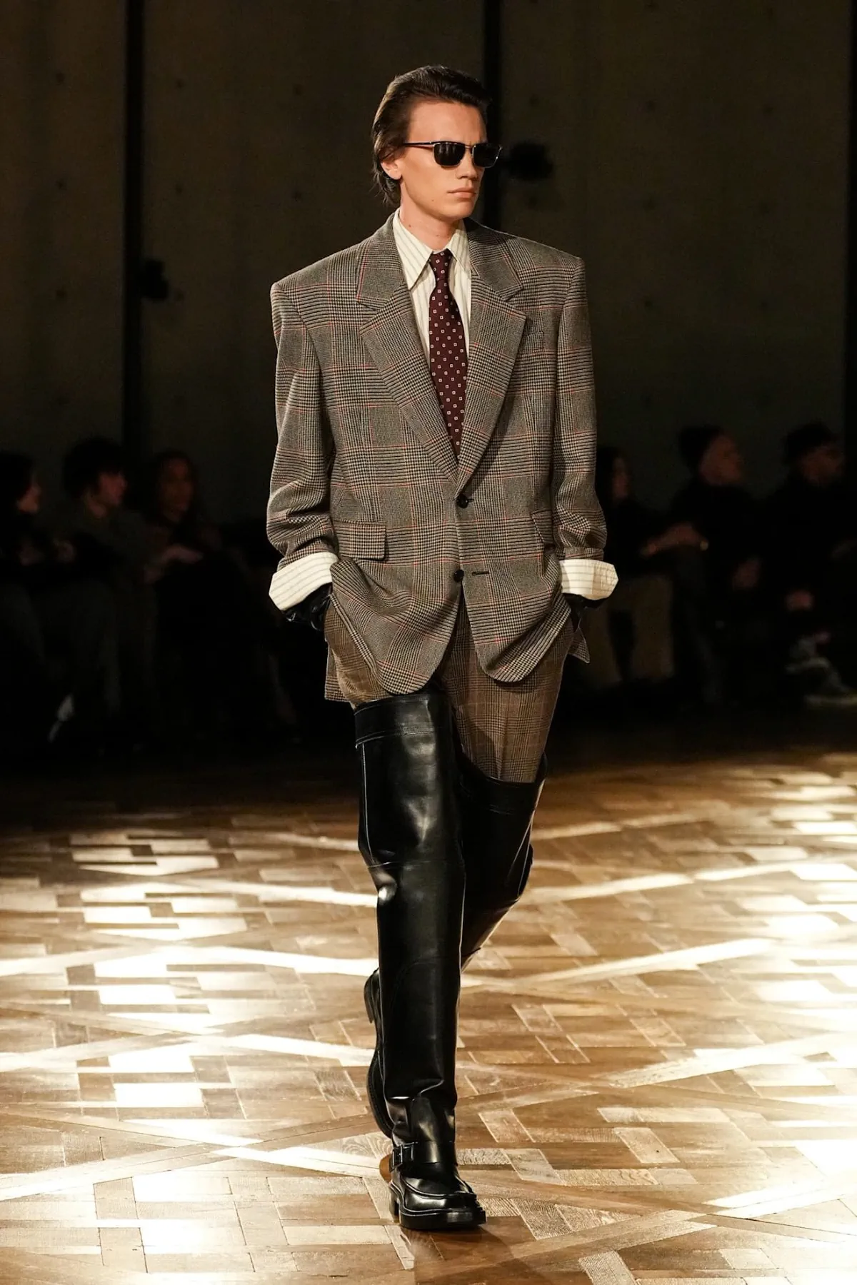 Saint Laurent Automne 2025 réinvente les costumes de pouvoir avec une touche sombre