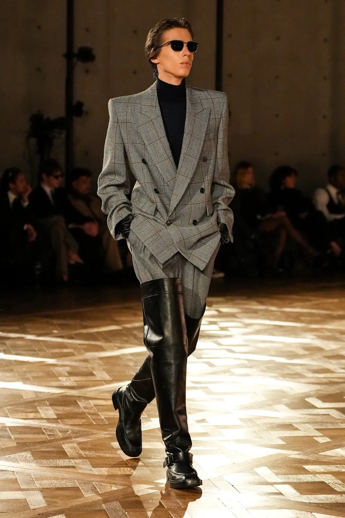 Saint Laurent Automne 2025 réinvente les costumes de pouvoir avec une touche sombre
