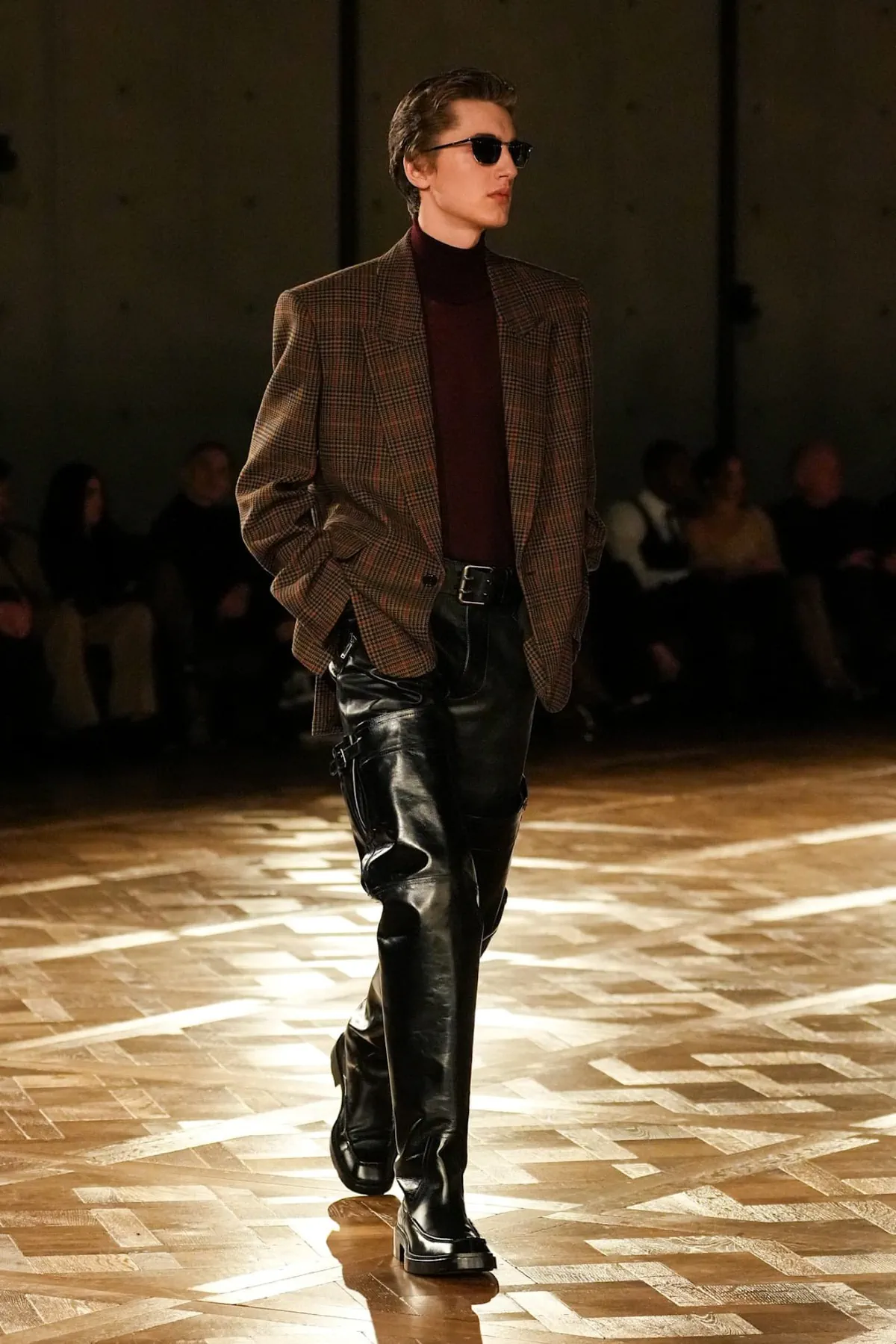 Saint Laurent Automne 2025 réinvente les costumes de pouvoir avec une touche sombre
