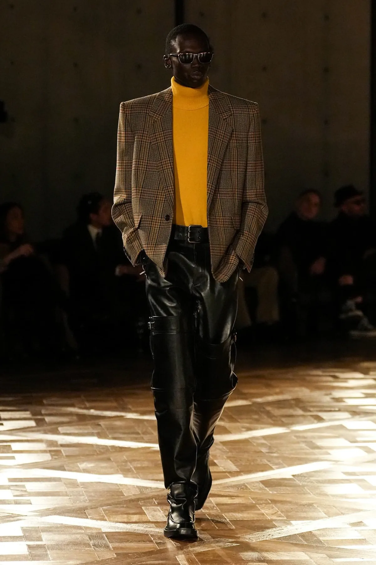 Saint Laurent Automne 2025 réinvente les costumes de pouvoir avec une touche sombre