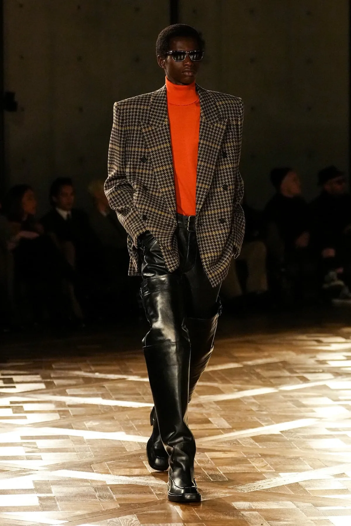 Saint Laurent Automne 2025 réinvente les costumes de pouvoir avec une touche sombre