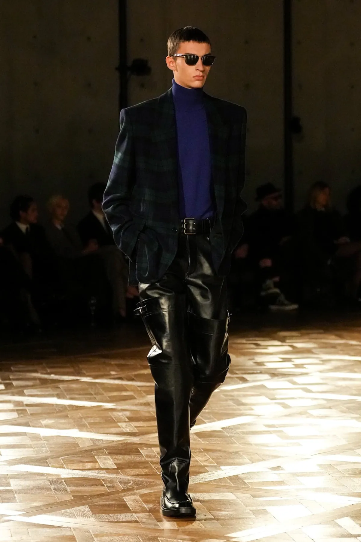 Saint Laurent Automne 2025 réinvente les costumes de pouvoir avec une touche sombre