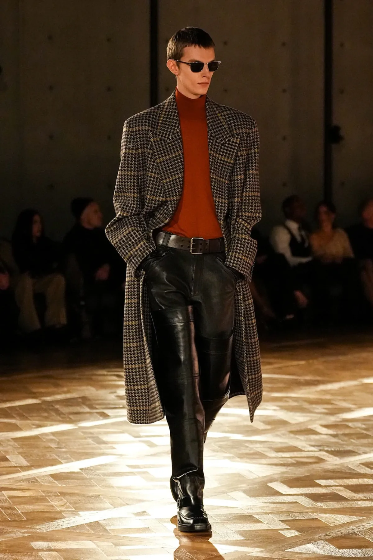 Saint Laurent Automne 2025 réinvente les costumes de pouvoir avec une touche sombre
