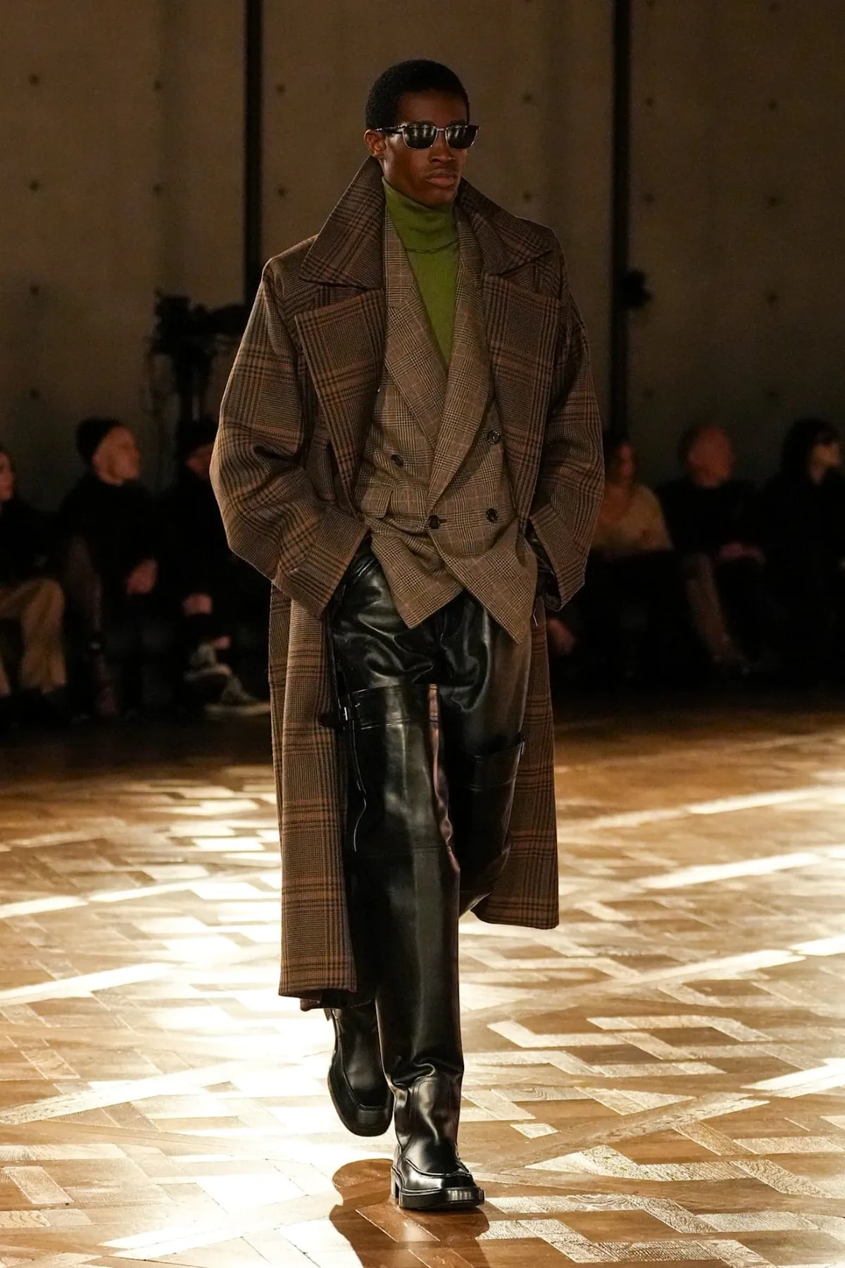 Saint Laurent Automne 2025 réinvente les costumes de pouvoir avec une touche sombre