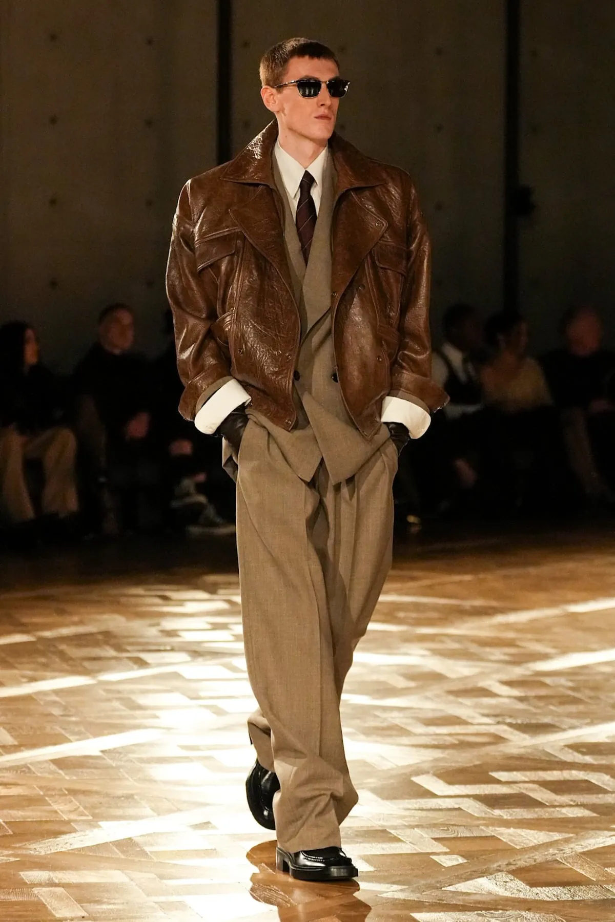 Saint Laurent Automne 2025 réinvente les costumes de pouvoir avec une touche sombre