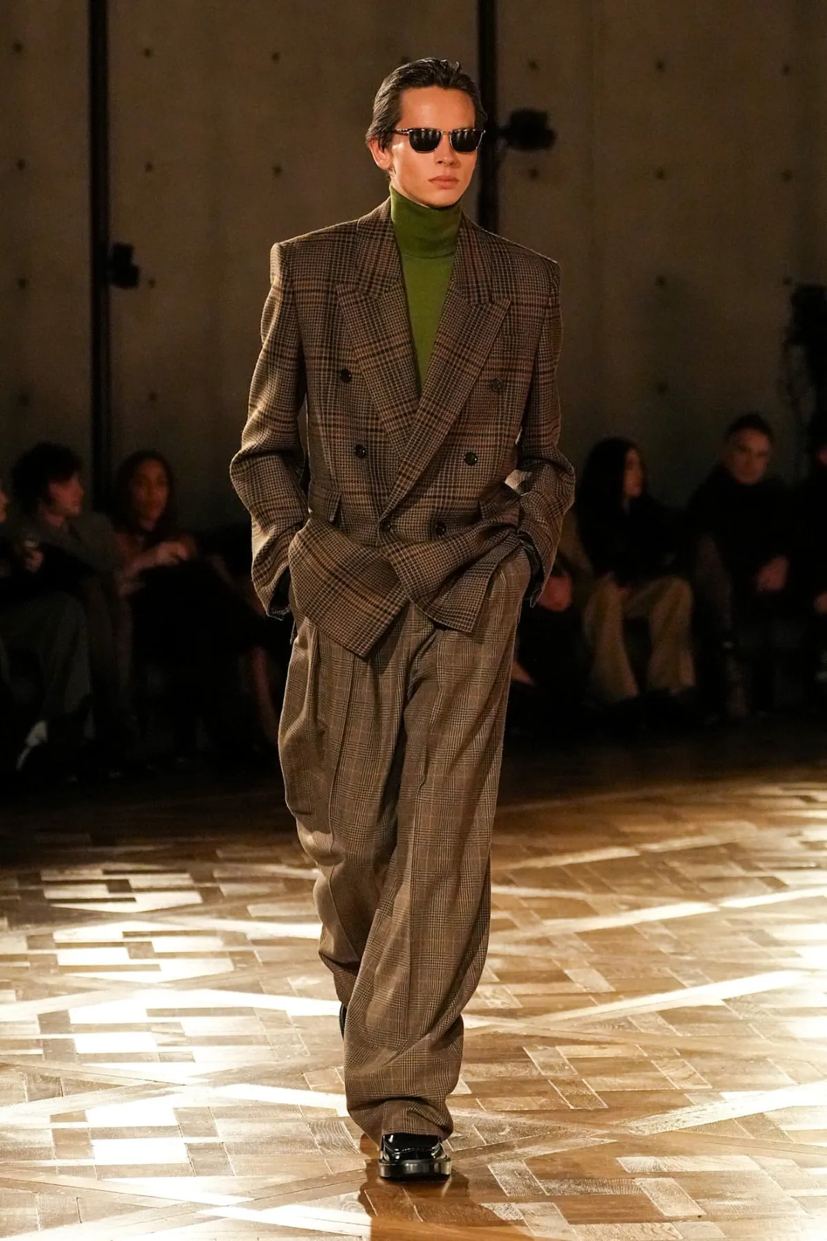 Saint Laurent Automne 2025 réinvente les costumes de pouvoir avec une touche sombre