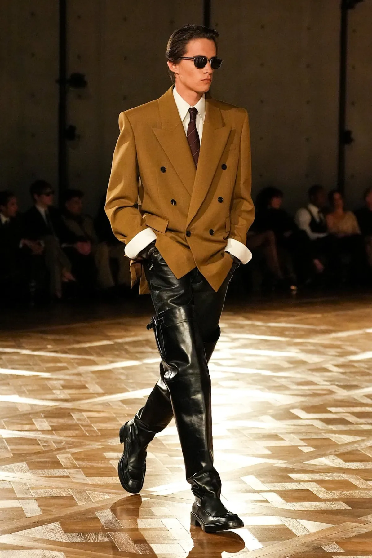 Saint Laurent Automne 2025 réinvente les costumes de pouvoir avec une touche sombre