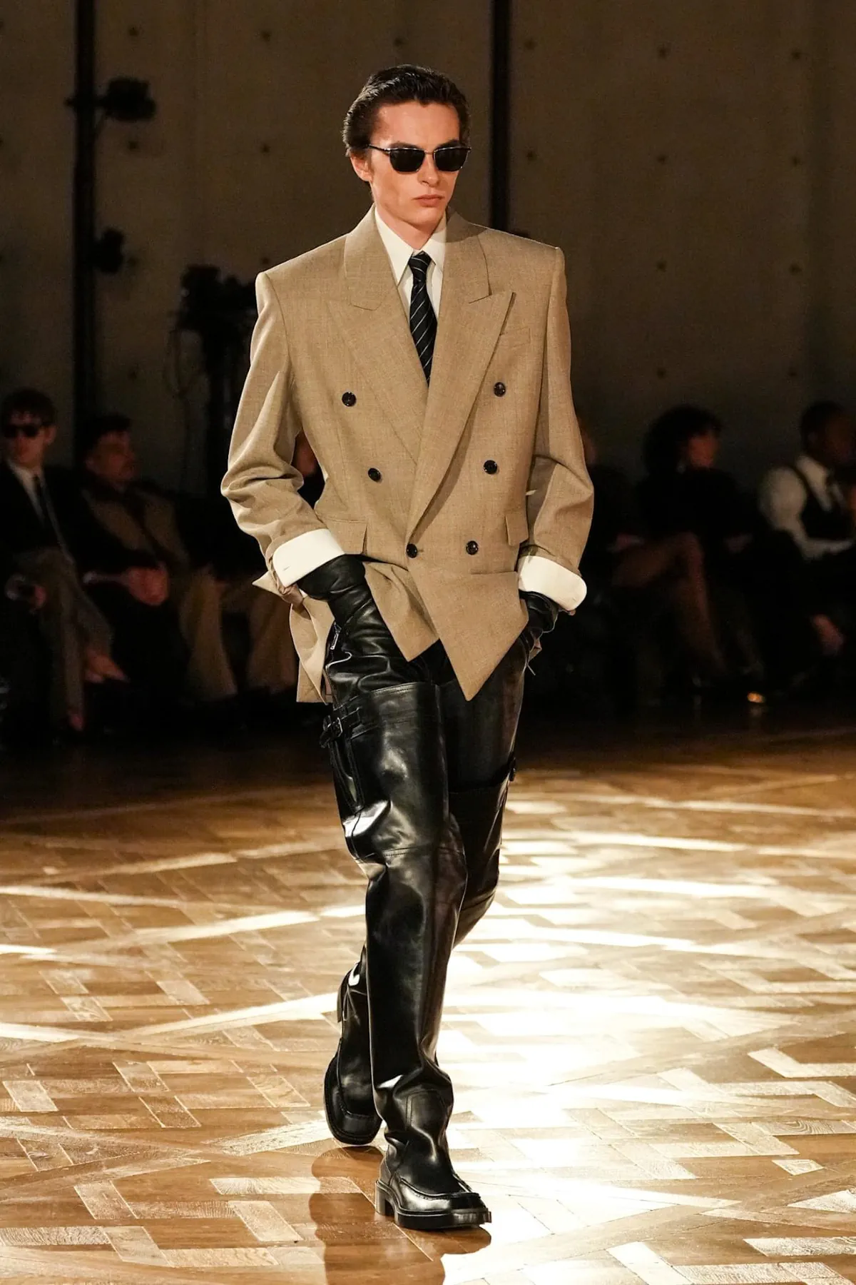 Saint Laurent Automne 2025 réinvente les costumes de pouvoir avec une touche sombre