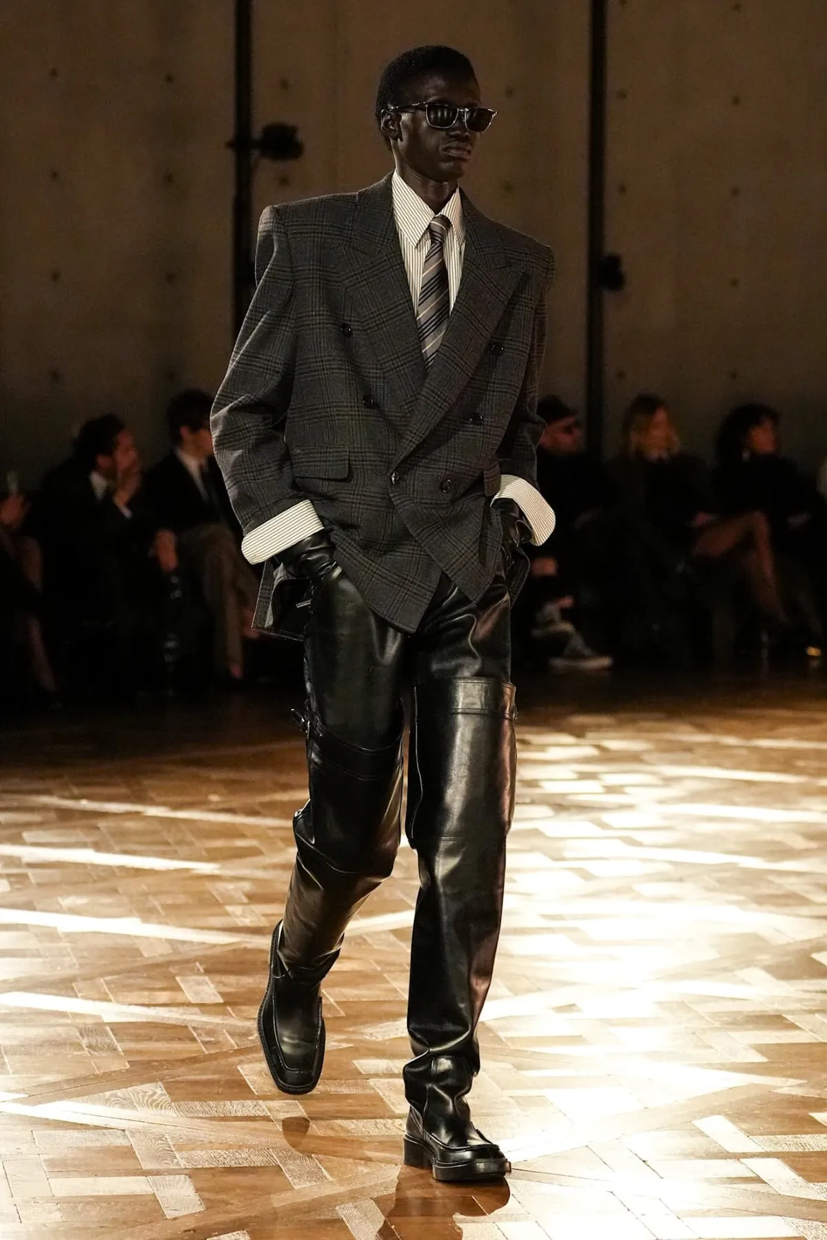 Saint Laurent Automne 2025 réinvente les costumes de pouvoir avec une touche sombre
