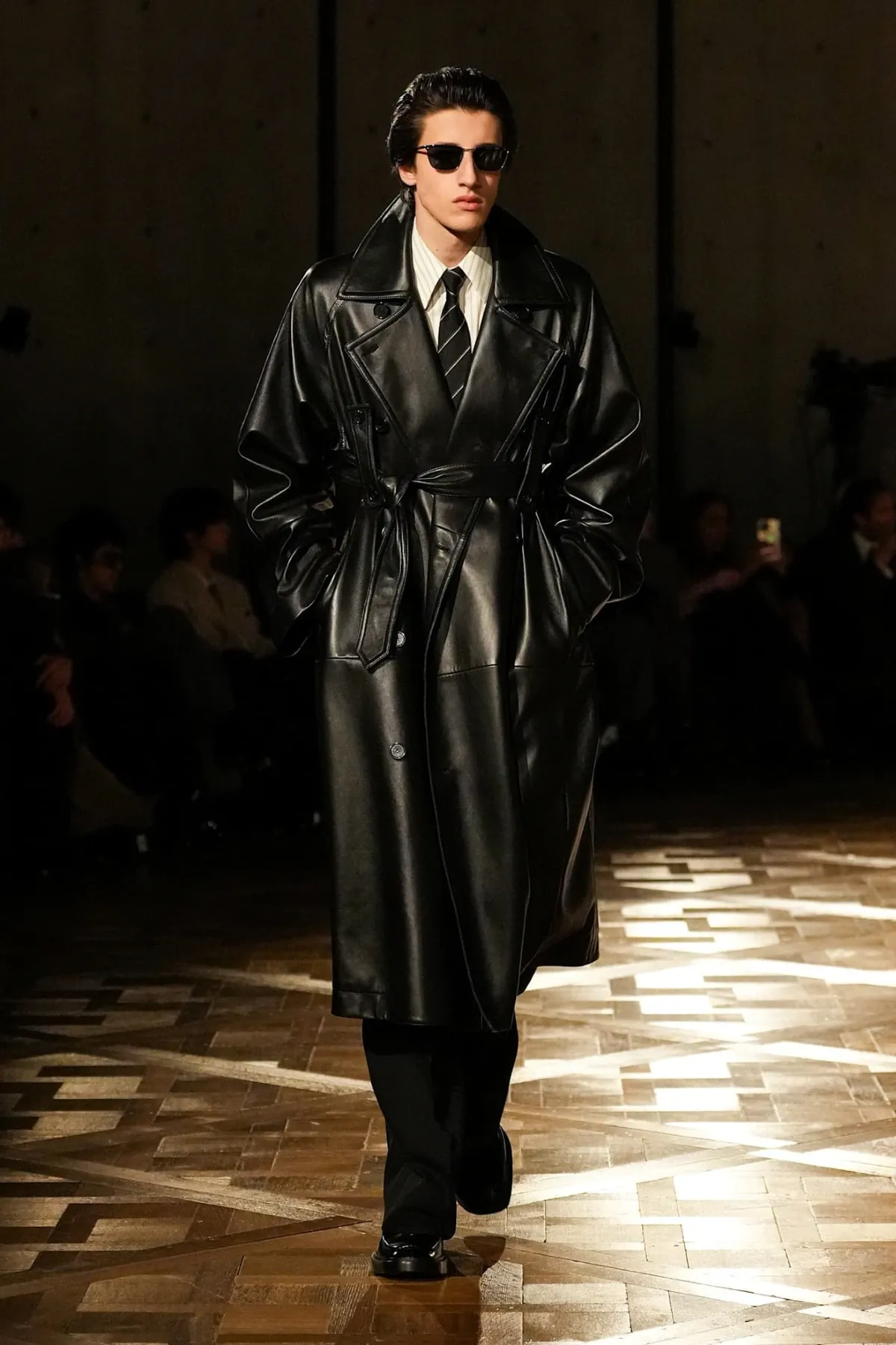 Saint Laurent Automne 2025 réinvente les costumes de pouvoir avec une touche sombre