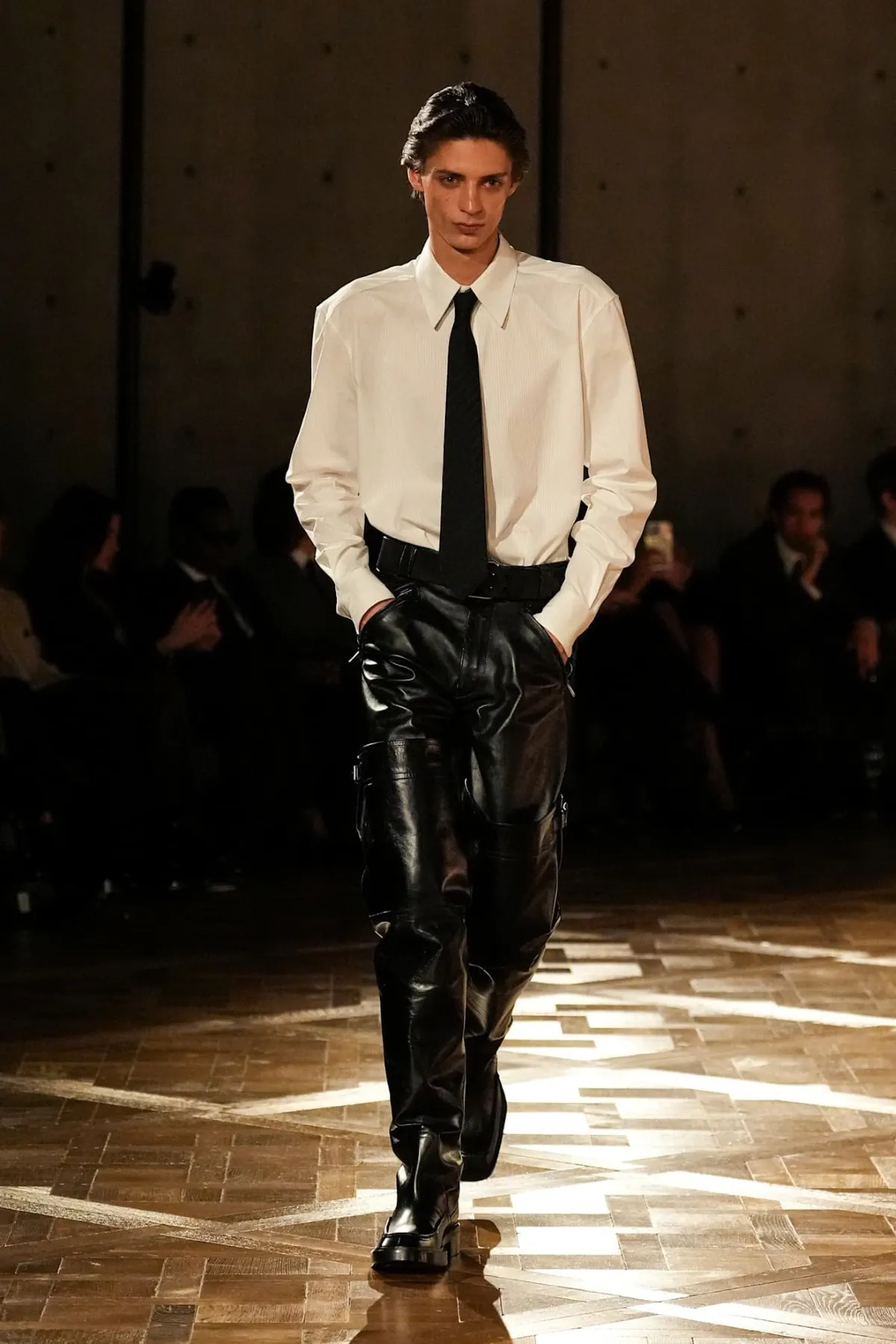Saint Laurent Automne 2025 réinvente les costumes de pouvoir avec une touche sombre
